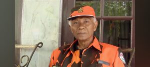 Anwar Congo menggunakan seragam ormas pancasila